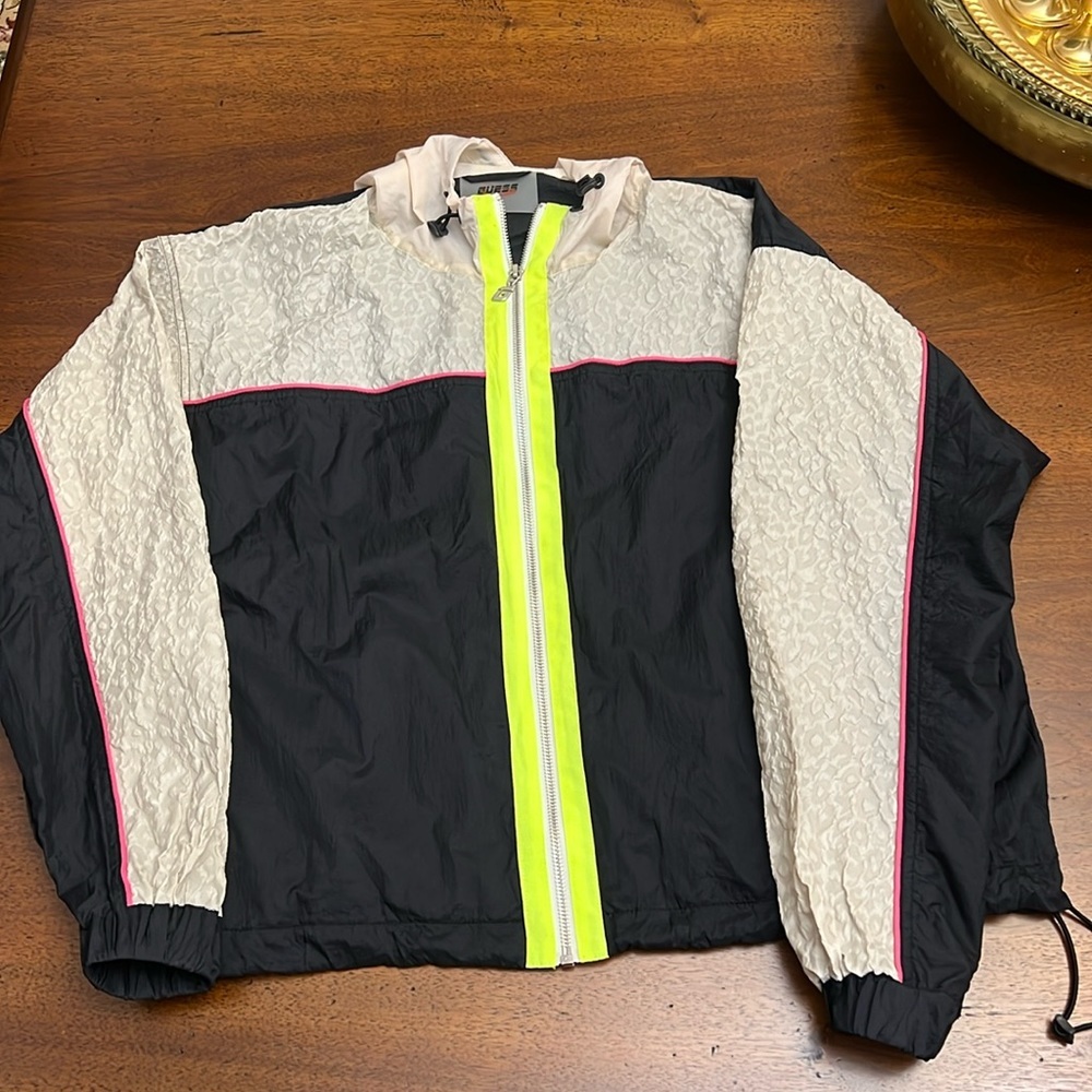 GUESS WINDBREAKER SUPER CUTE GUESS JACKET ZIPPER LIGHT WEIGHT HOODIE STYLE ZIP
